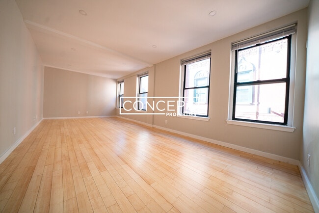 Building Photo - 1661 Washington St Unit 303