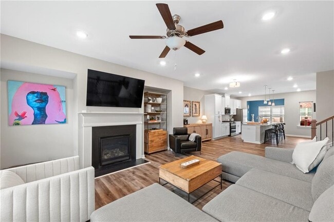 Photo - 310 Commons Ave