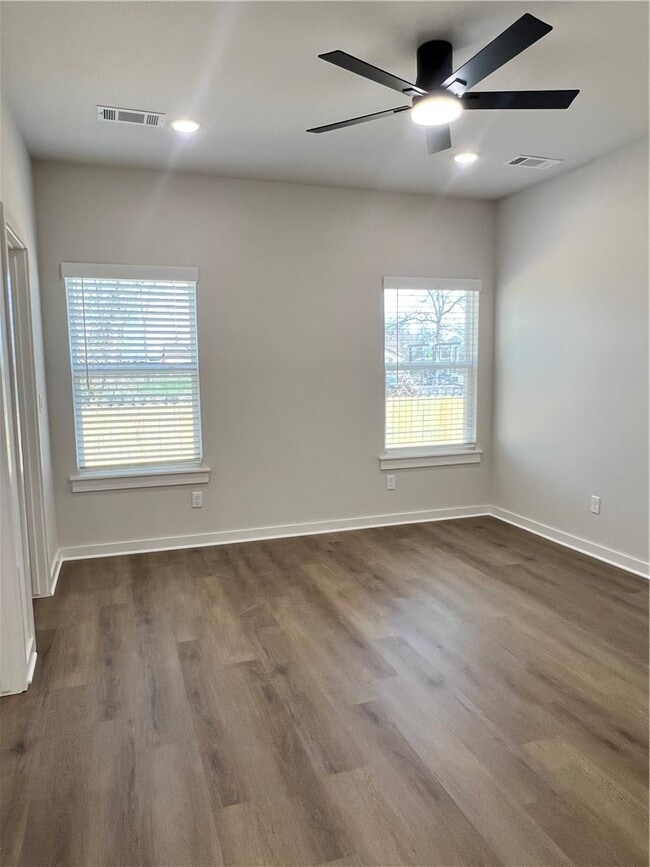 Photo - 572 Cosmos St