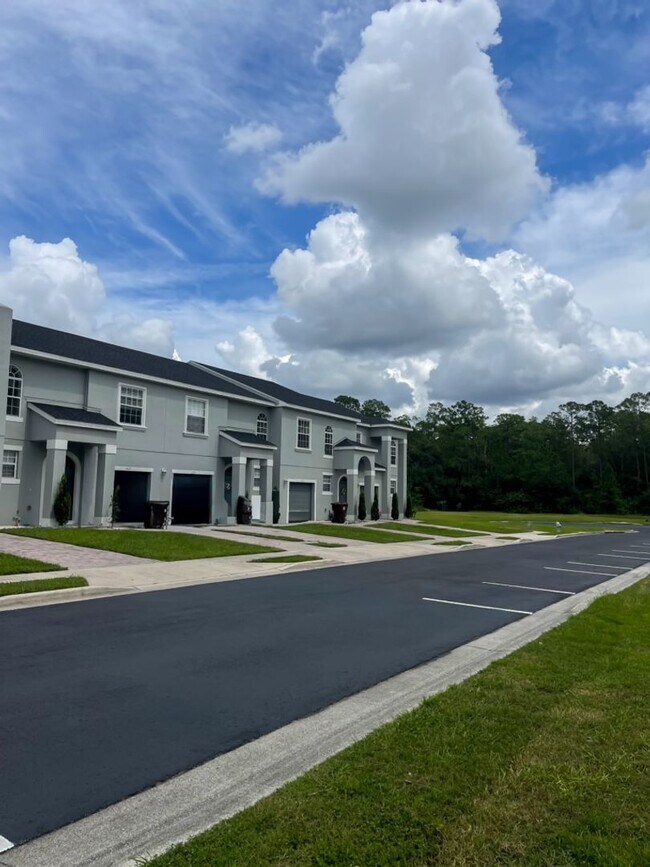 Building Photo - Beautiful Townhouse