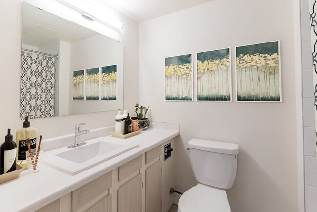 Photo - Saratoga Tower