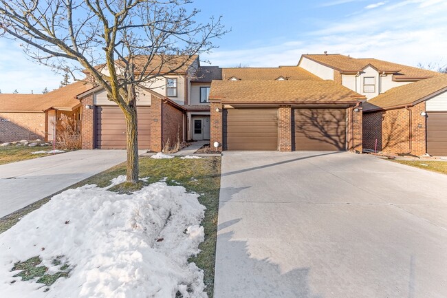 Building Photo - 6560 Ridgefield Cir Unit apt 202