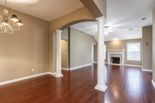 3712 Claiborne Cir