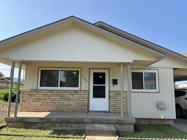 Building Photo - 1001 E 5th Ave