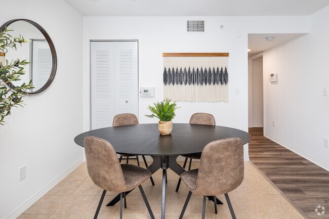 2BR, 2BA - 975SF Dining