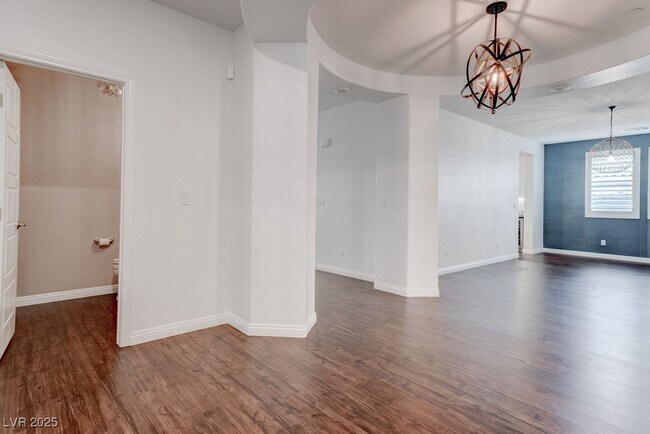 Photo - 2489 Cingoli St