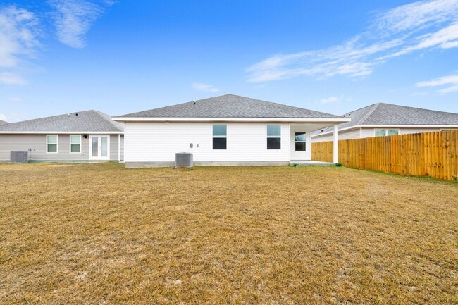 Photo - Spacious 5 Bedroom Home with Community Pool