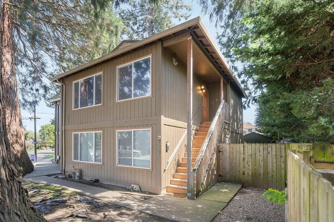 Building Photo - Updated, upstairs 2-bdrm/1-bath triplex apt—On-site w/d, off-street parking, near downtown St. Johns Unit 9232