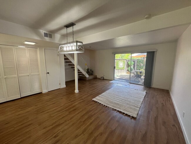Charming 2-Story Condo on Greenbelt-$500 O... - Charming 2-Story Condo on Greenbelt-$500 O...