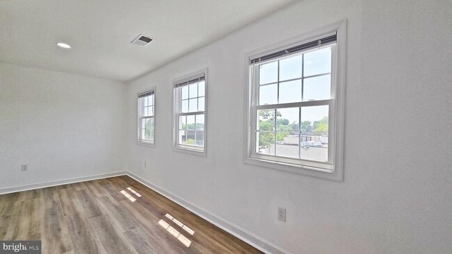 Building Photo - 1712 Mt Vernon Ave Unit E