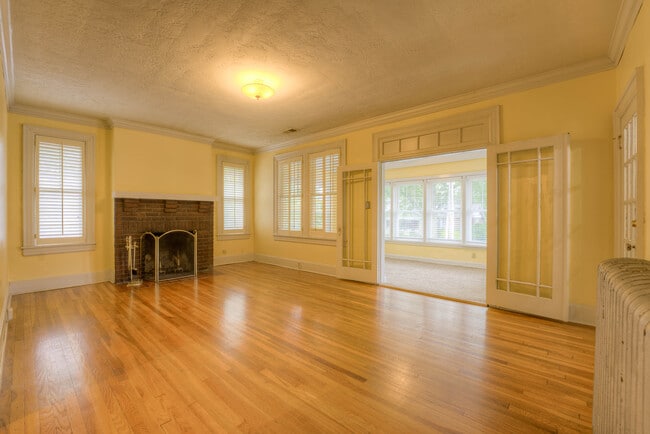 Building Photo - 296 N. Willett Unit Upstairs