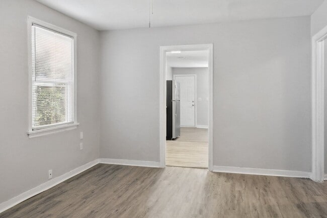 Photo - Large 3BR/2BA Near Downtown House For Rent