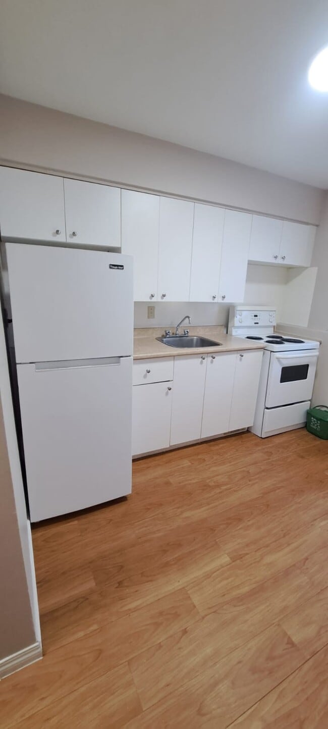 Building Photo - 10734-108 108 St NW Unit 9