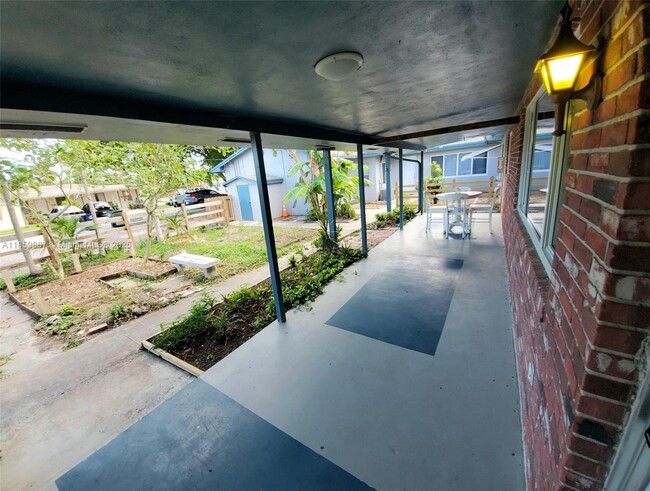 Building Photo - 729 NE 6th St Unit B Rental