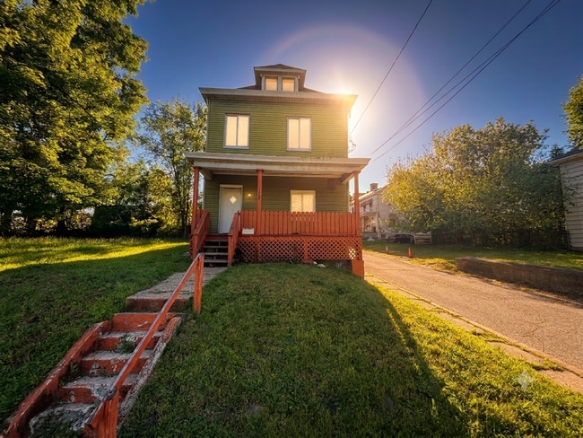 Building Photo - Rare 4 BR/ 2 BA Home with Multi-Generational Layout