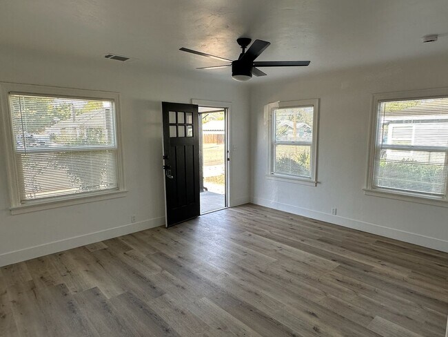 Photo - 837-838 Clarence St. Unit 104