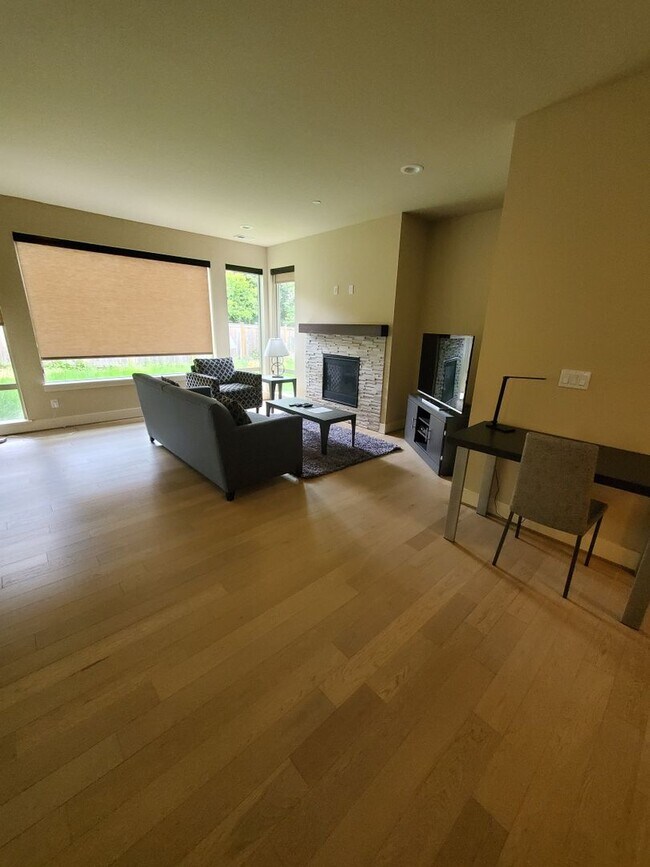 Photo - Spacious, Modern Living full of luxurious details!