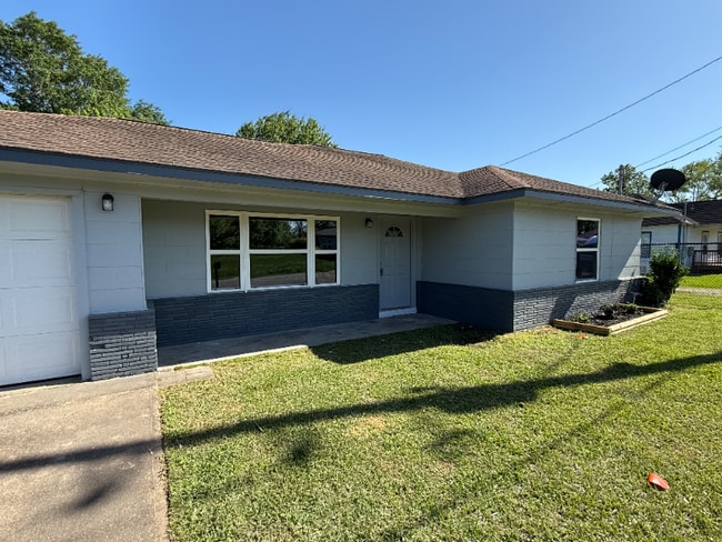 Photo - 800 E Houston St