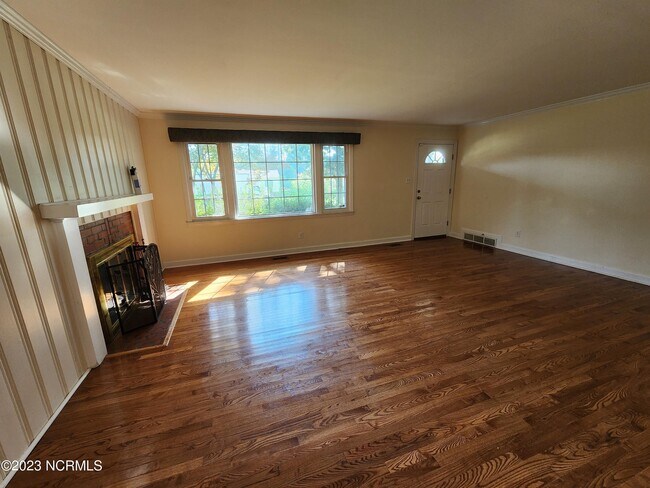 Photo - 607 River St