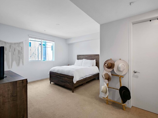 The Metropolitan at Larchmont Village