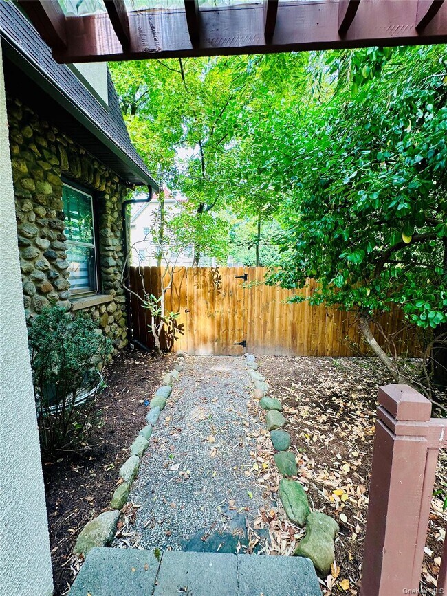 Photo - 283 N Middletown Rd