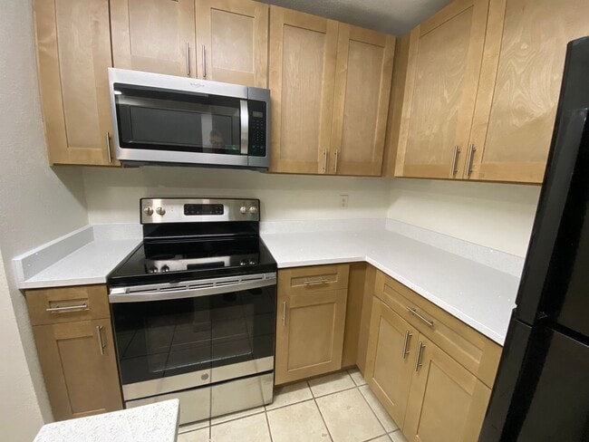 Building Photo - 130 Jasmine Woods Ct Unit 12A