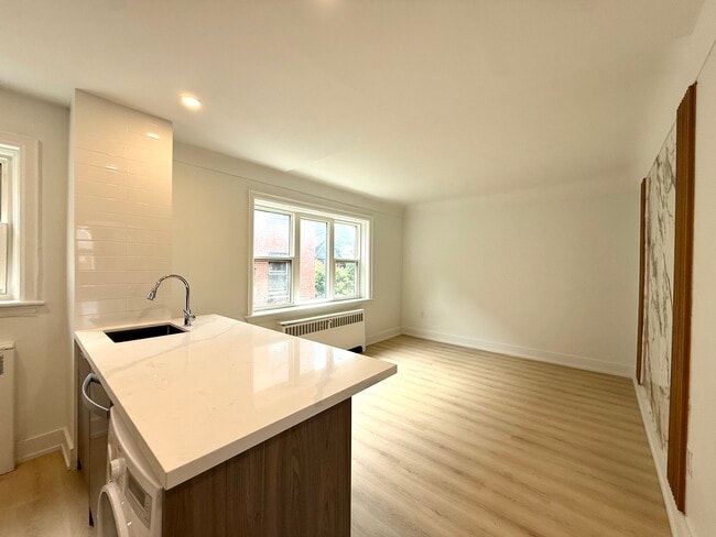 Photo - 1024 King St E