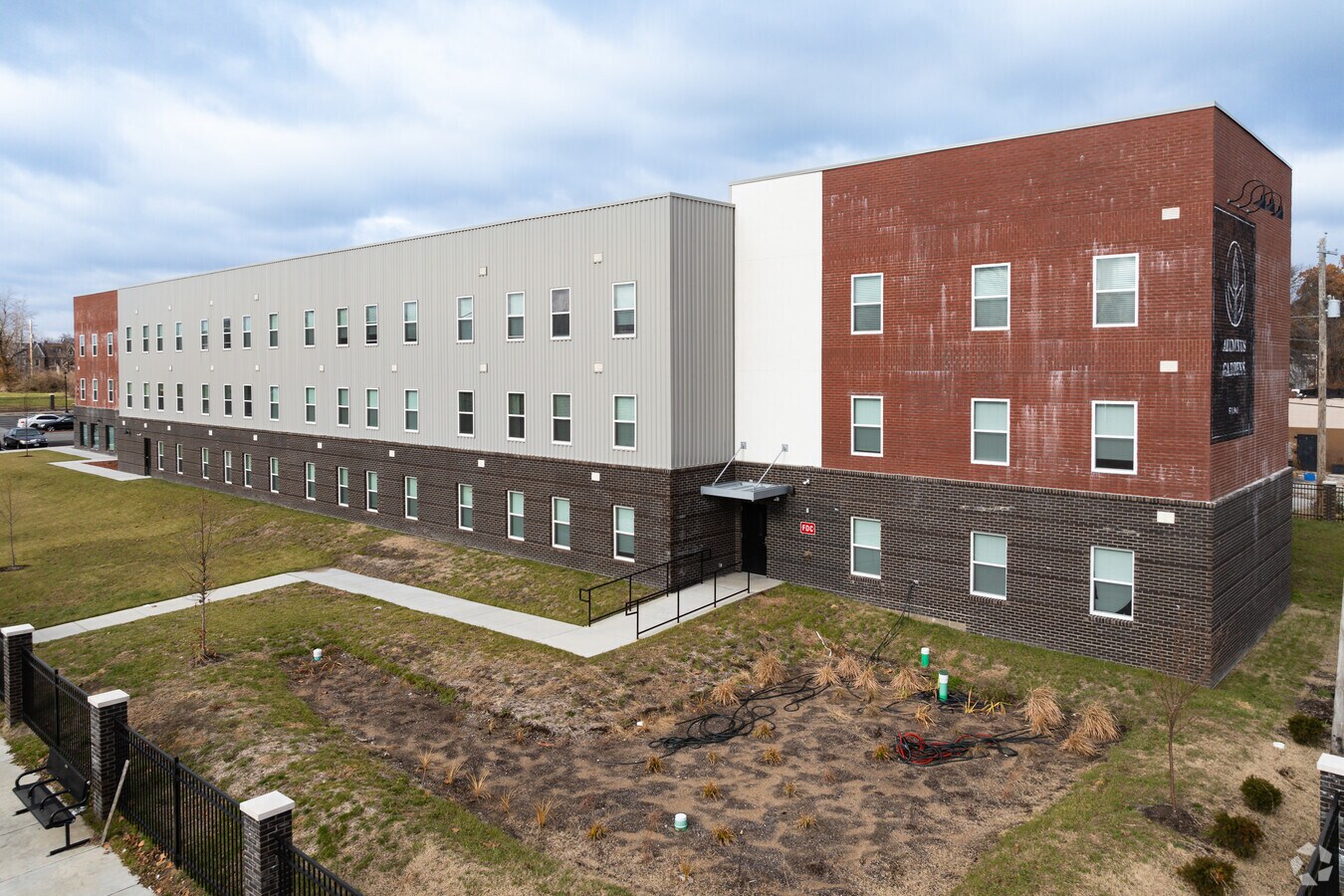 Alumnus Gardens - Alumnus Gardens Apartments