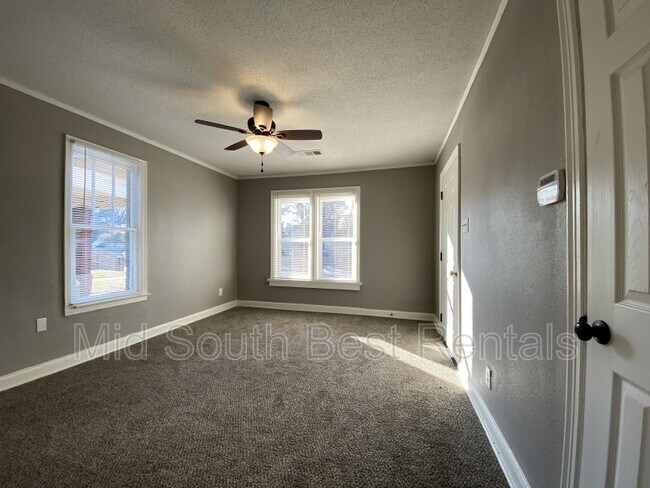 Photo - 3590 Bowen Ave