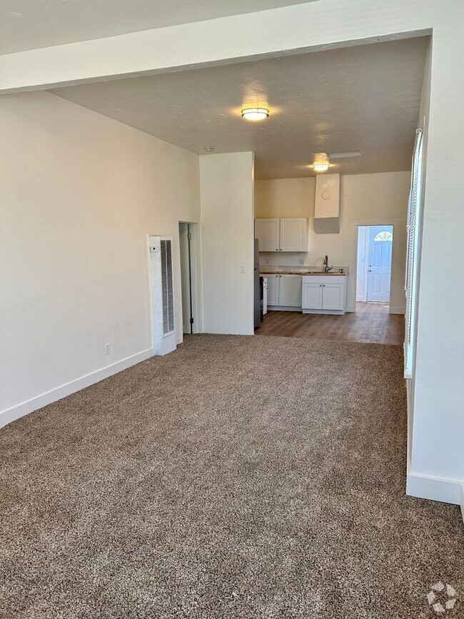 Building Photo - Pet Friendly 3 Bedroom in Salinas Rental