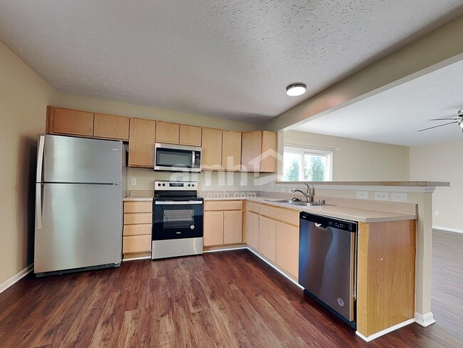 Photo - 424 Hartford Ct