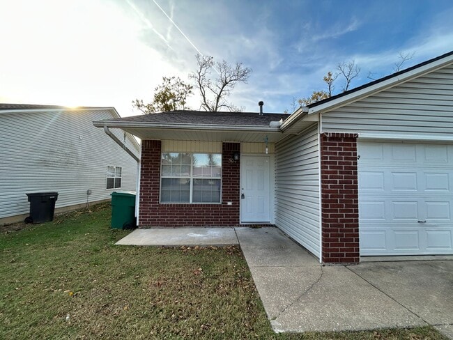 Building Photo - Duplex with Garage - Minutes from Downtown... Unit 504
