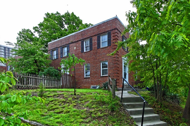 Building Photo - Blocks to Crystal City Metro and just minutes to Washington, D.C. via the 14th Street Bridge