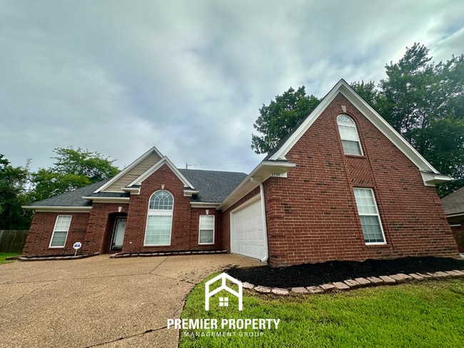 Building Photo - Spacious 4BR/2BA Memphis Rental with 2-Car Garage, High Ceilings & Fireplace