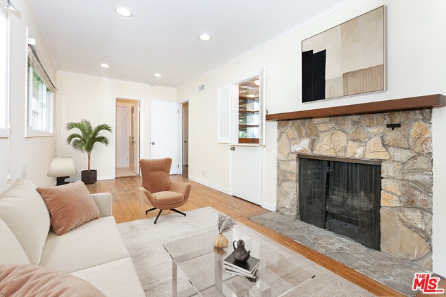 Photo - 1129 Roscomare Rd Casa