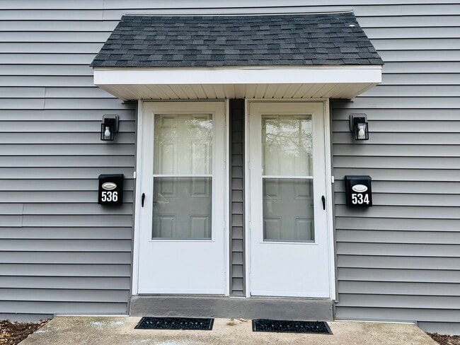 Private entrance - 534 Kalmia St Unit A - downstairs apt