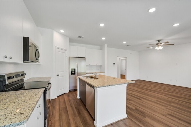 Building Photo - 13614 Pine Dr