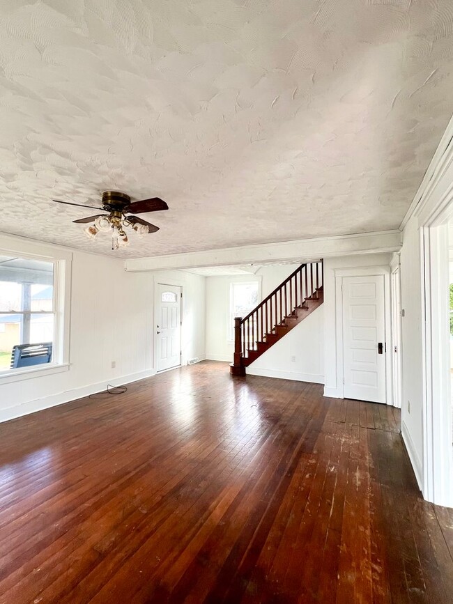 Photo - Spacious 3BR Home with Large Yard, Private Driveway & Storage