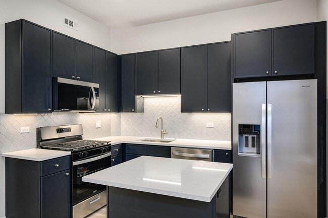 Photo - 1710 W Belmont Ave Unit 202