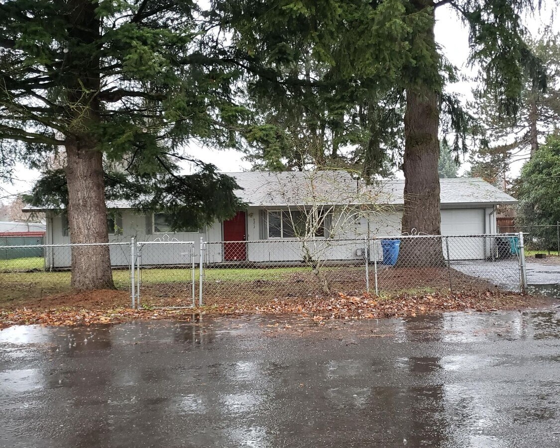 Charming One-Level Home on Oversized Treed... - Charming One-Level Home on Oversized Treed...