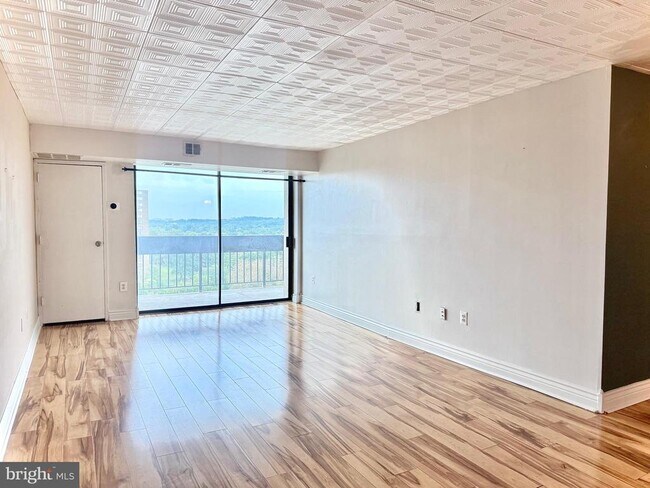 Building Photo - 5300 Holmes Run Pkwy Unit 1012