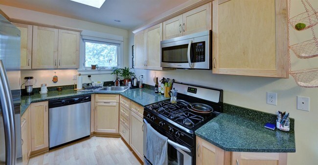 Photo - 689 Siskiyou Blvd
