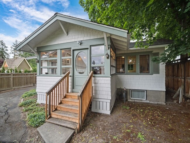 Building Photo - Charming Furnished 2BR Bungalow in Rockwood