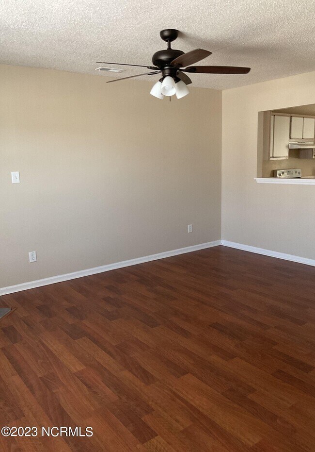 Photo - 102 Woodlake Ct