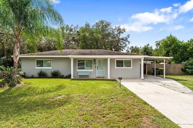 Building Photo - Charming 4-Bed with 2 Full Baths and Large...