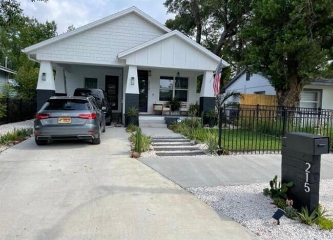 Photo - 215 W Emily St Casa