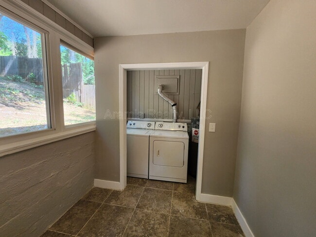 Photo - 2663 Blount St