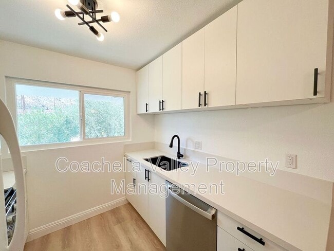 Building Photo - 1900 S Palm Canyon Dr