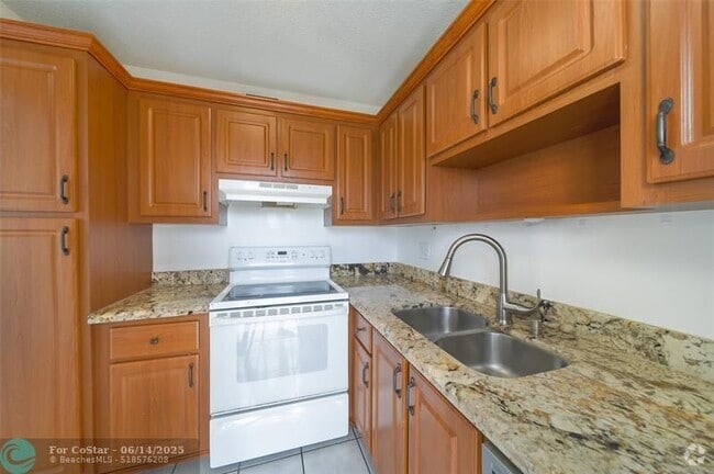Building Photo - 2555 NE 11th St Unit 403 Rental