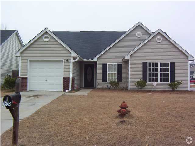 Building Photo - Lovely 3 Bedroom, 2 Bath Home In Ashley Pl...